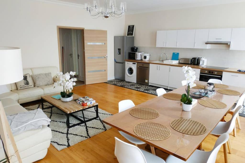 157m2, 4 Chambres, 4 Salles De Bains, 2 Wc, 2 Parkings En Hypercentre * Valence (Drome)